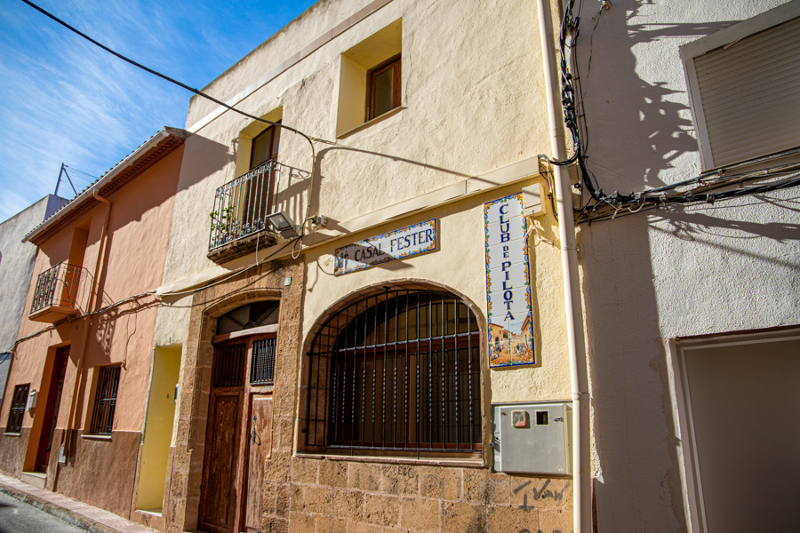 Casal Fester y antigua central telefónica — imagen pública